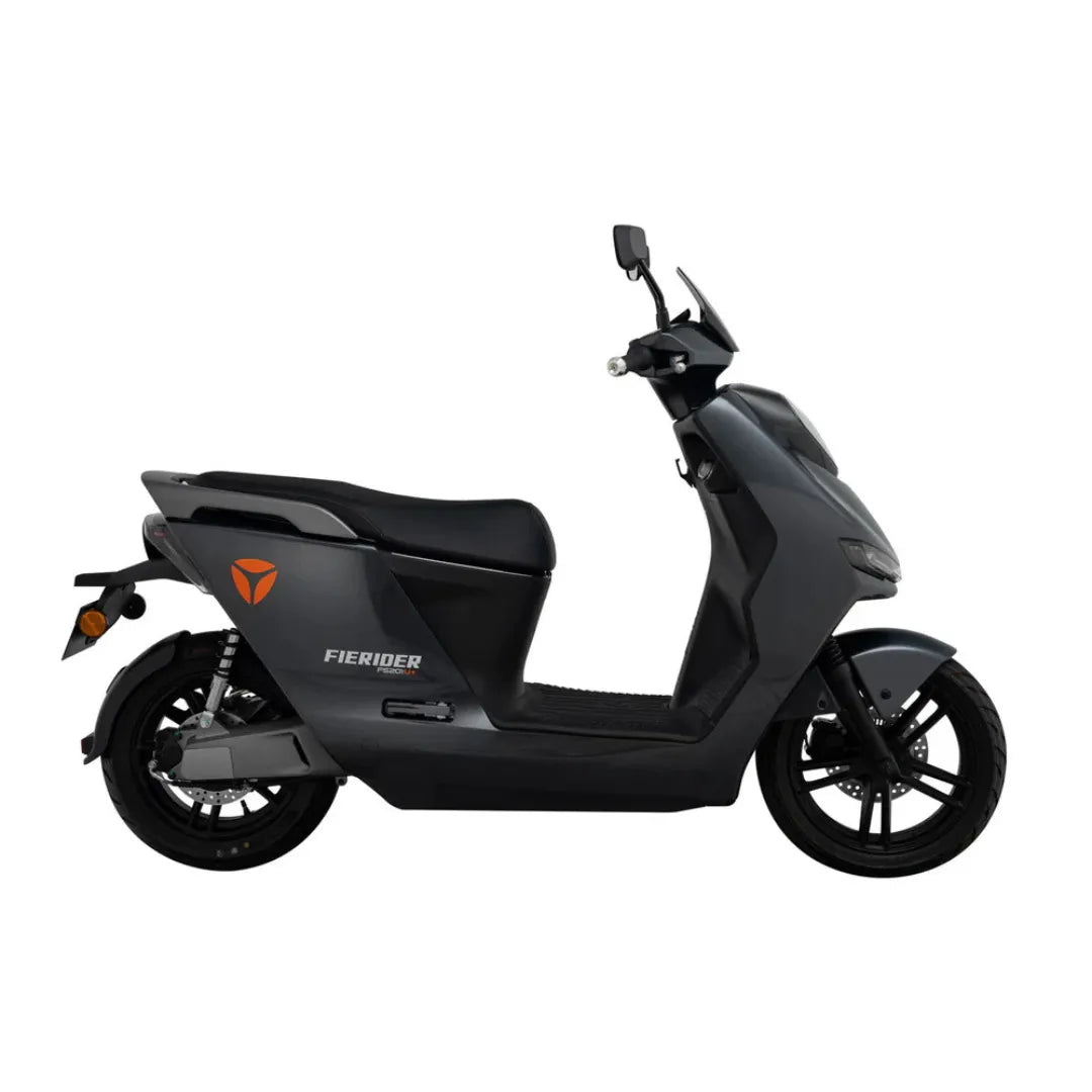 Stranski pogled električnega skuterja Yadea Fierider v elegantni črni izvedbi.