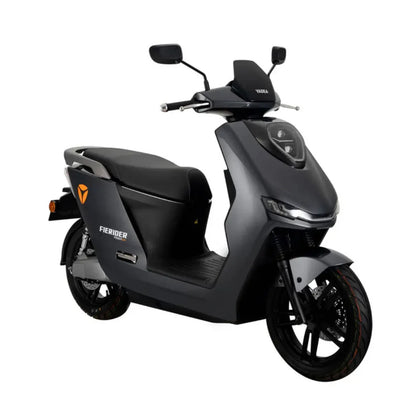 Električni skuter Yadea Fierider v elegantni sivi obliki, ki se ponaša z modernim, minimalističnim videzom.