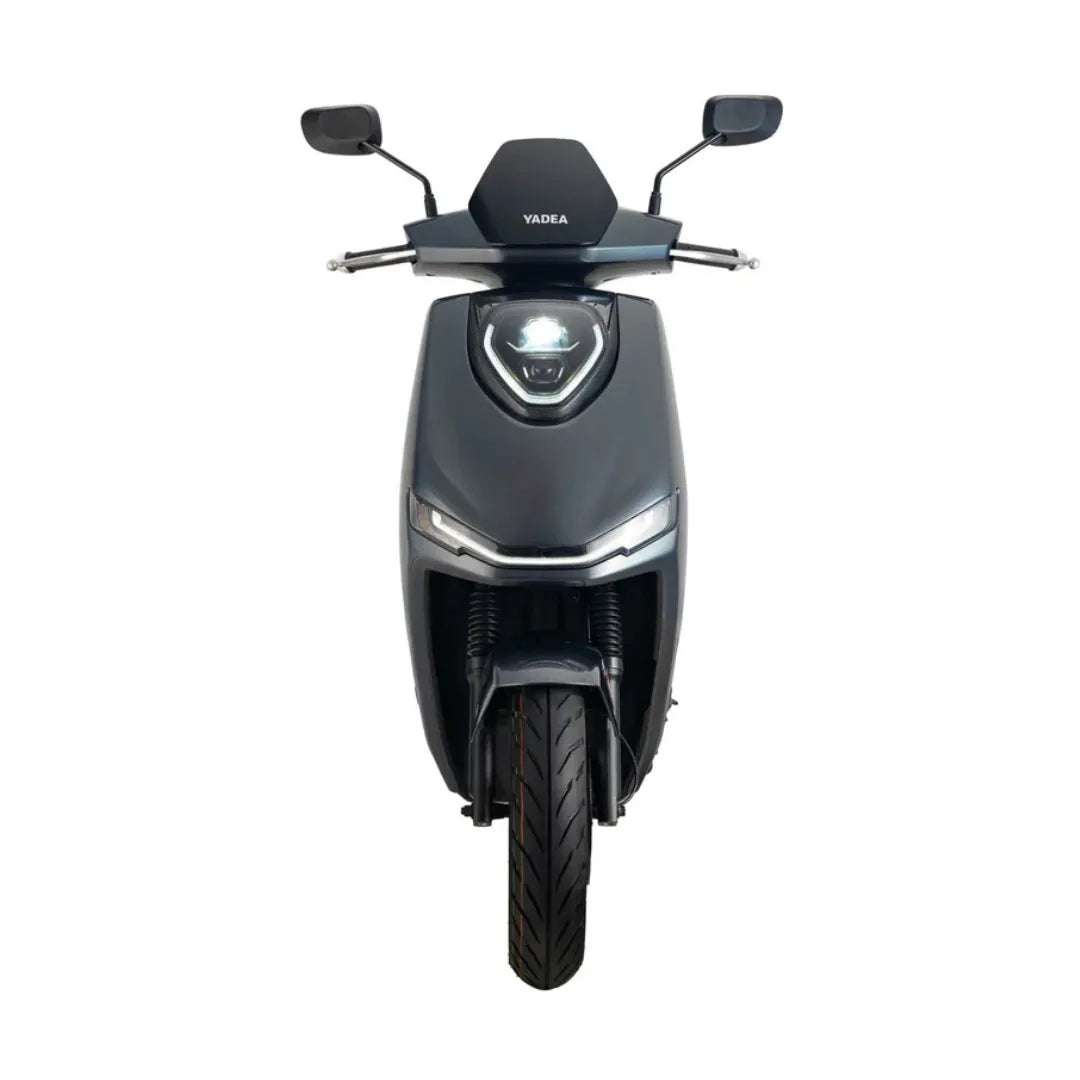 Sprednji pogled električnega skuterja Yadea Fierider, ki se ponaša z elegantnim dizajnom in modernimi detajli.