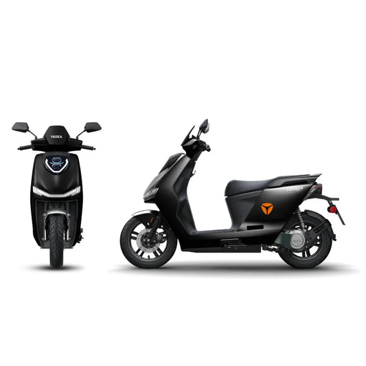 Električni skuter Yadea Fierider v elegantni črni barvi, ki prikazuje sodoben dizajn in funkcije.
