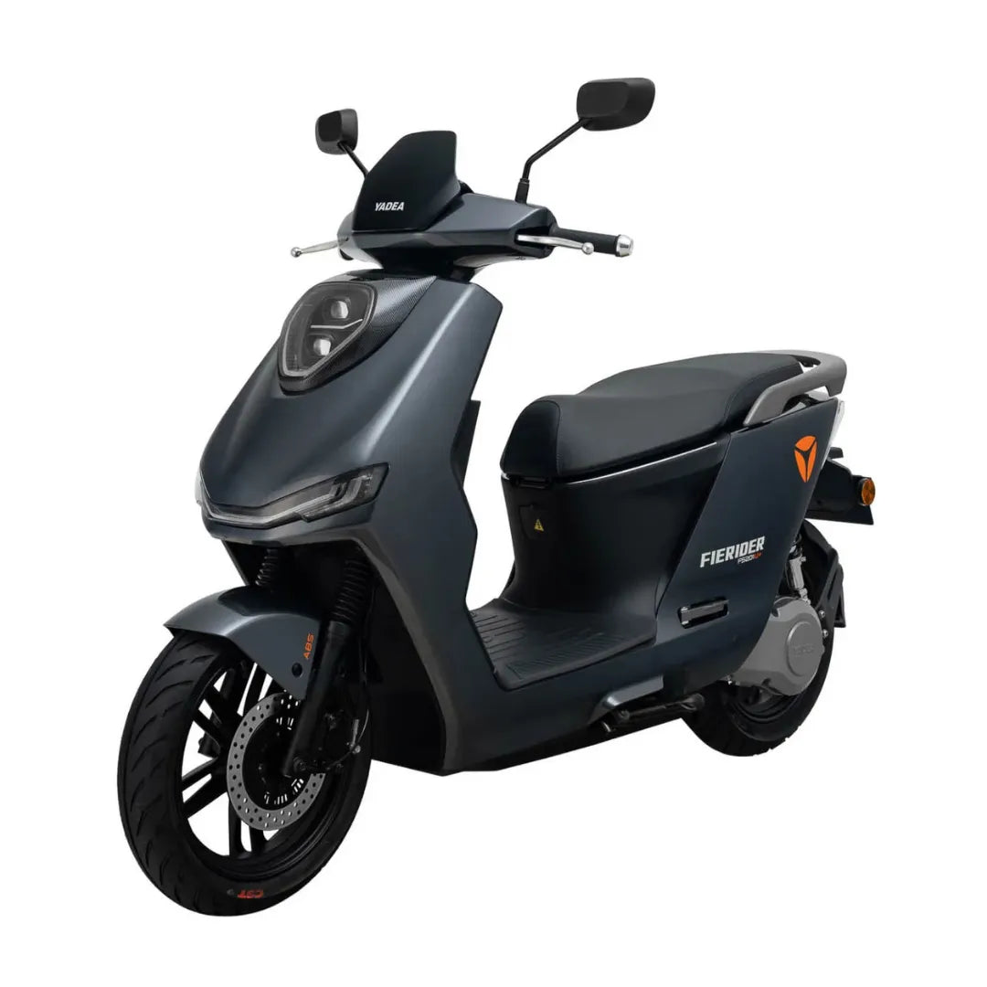 Električni skuter Yadea Fierider v elegantni sivi obliki, ki prikazuje moderne funkcije in stil.