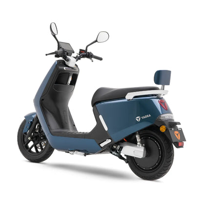 Električni skuter Yadea G5 v modri barvi, ki prikazuje eleganten dizajn in moderne funkcije.