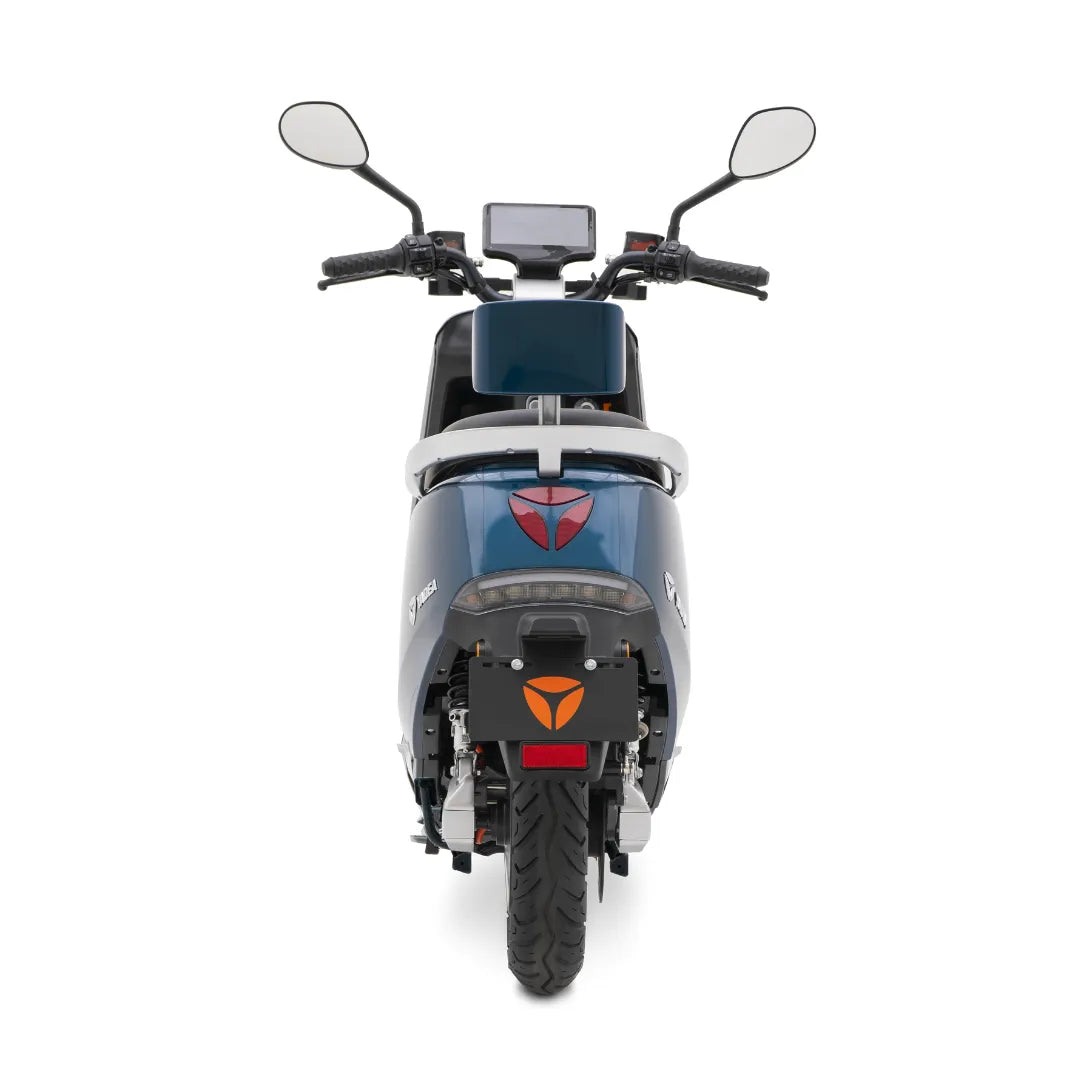 Zadnji pogled na električni skuter Yadea G5, ki prikazuje njegovo elegantno obliko in moderne funkcije.