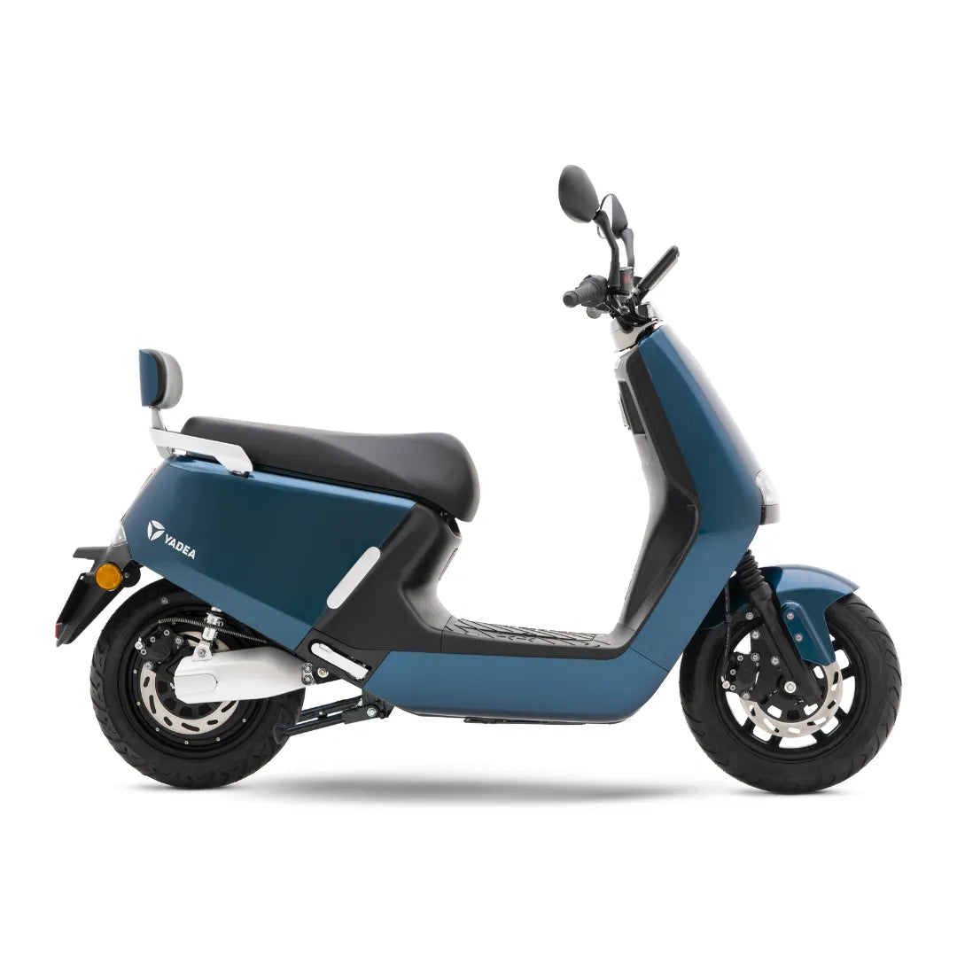 Stranski pogled električnega skuterja Yadea G5 v elegantni modri izvedbi.