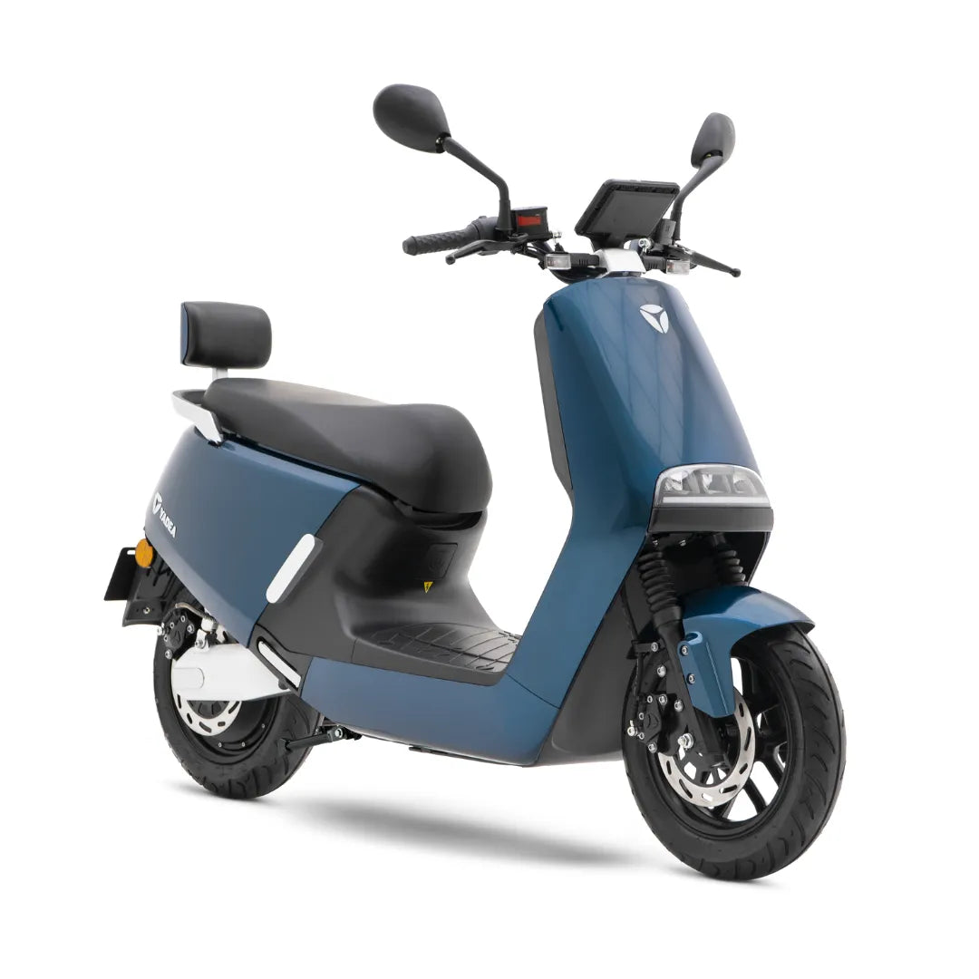 Električni skuter Yadea G5 v modri barvi, z elegantnim dizajnom in modernim krmilom.
