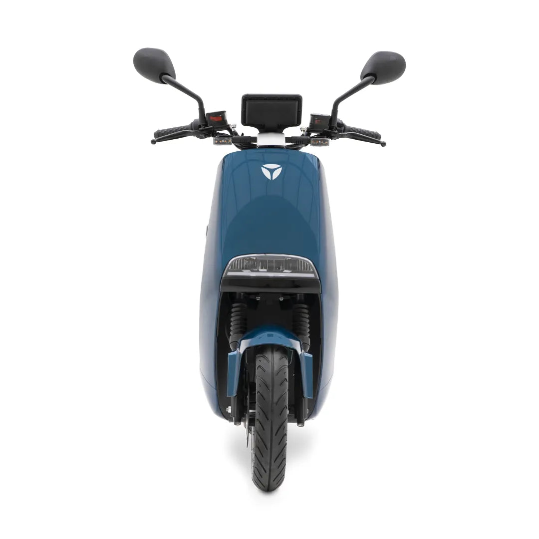 Sprednji pogled električnega skuterja Yadea G5, ki prikazuje njegovo elegantno obliko in moderne funkcije.