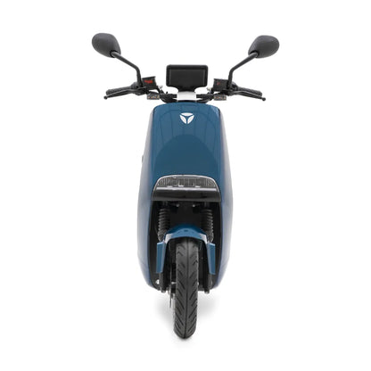 Sprednji pogled električnega skuterja Yadea G5, ki prikazuje njegovo elegantno obliko in moderne funkcije.