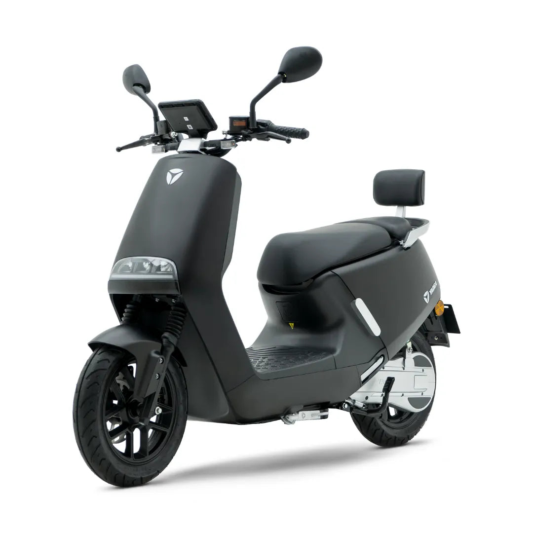 Električni skuter Yadea G5 v elegantni črni obliki, ki prikazuje sodobne funkcije in stil.