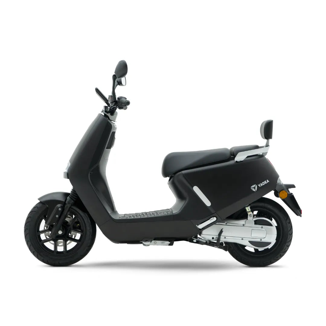 Stranski pogled električnega skuterja Yadea G5 v elegantni črni izvedbi s sodobnimi funkcijami.