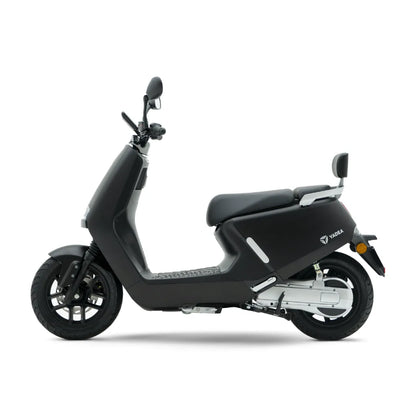 Stranski pogled električnega skuterja Yadea G5 v elegantni črni izvedbi s sodobnimi funkcijami.