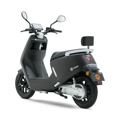 Električni skuter Yadea G5 v elegantni črni izvedbi, ki prikazuje moderne funkcije in stil.