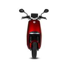 Sprednji pogled električnega skuterja Yadea G5 v elegantni rdeči obliki.