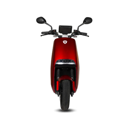 Sprednji pogled električnega skuterja Yadea G5 v elegantni rdeči obliki.