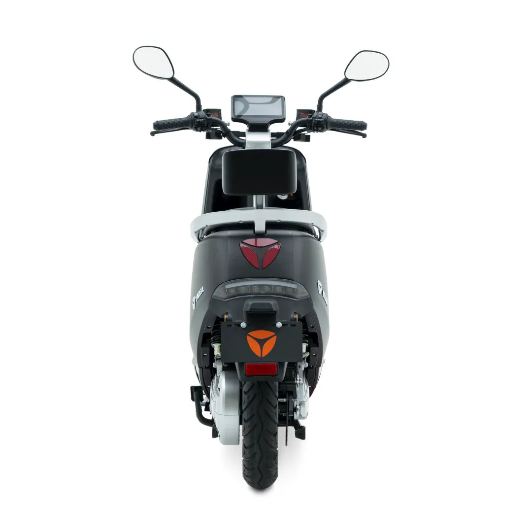Zadnji pogled električnega skuterja Yadea G5, ki prikazuje njegovo elegantno obliko in moderne funkcije.