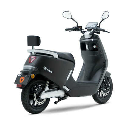 Eleganten črn električni skuter Yadea G5 z modernim dizajnom in digitalnim zaslonom.