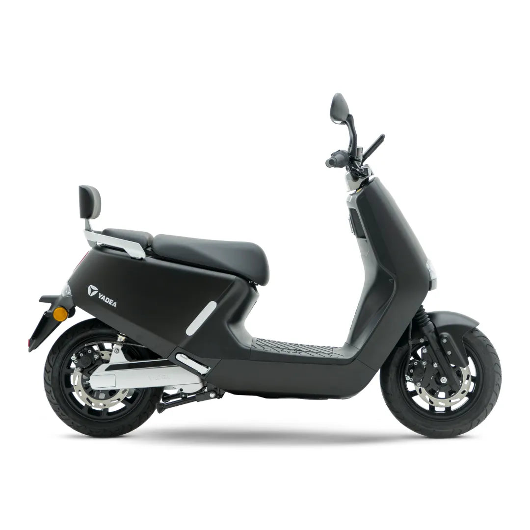 Stranski pogled električnega skuterja Yadea G5 v elegantni črni izvedbi.
