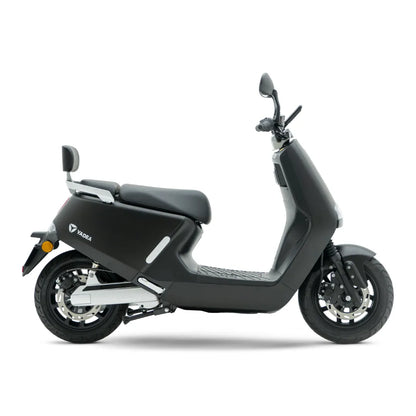Stranski pogled električnega skuterja Yadea G5 v elegantni črni izvedbi.