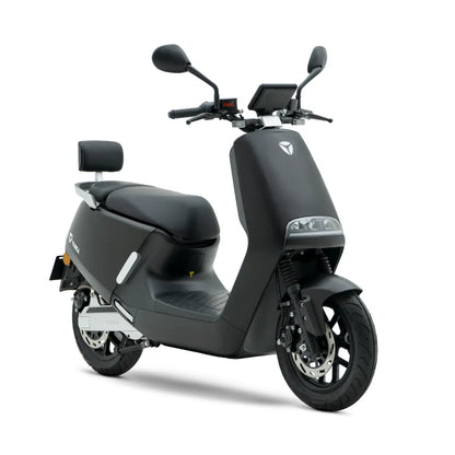 Električni skuter Yadea G5 v elegantni črni obliki, z modernim krmilom in kompaktnim ohišjem.