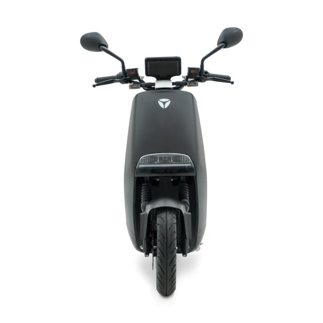 Sprednji pogled električnega skuterja Yadea G5, ki prikazuje njegovo elegantno obliko in krmilo.