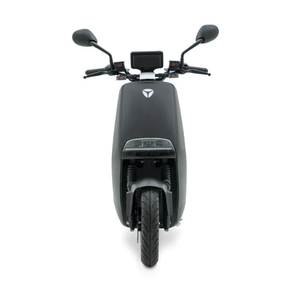 Sprednji pogled električnega skuterja Yadea G5, ki prikazuje njegovo elegantno obliko in krmilo.