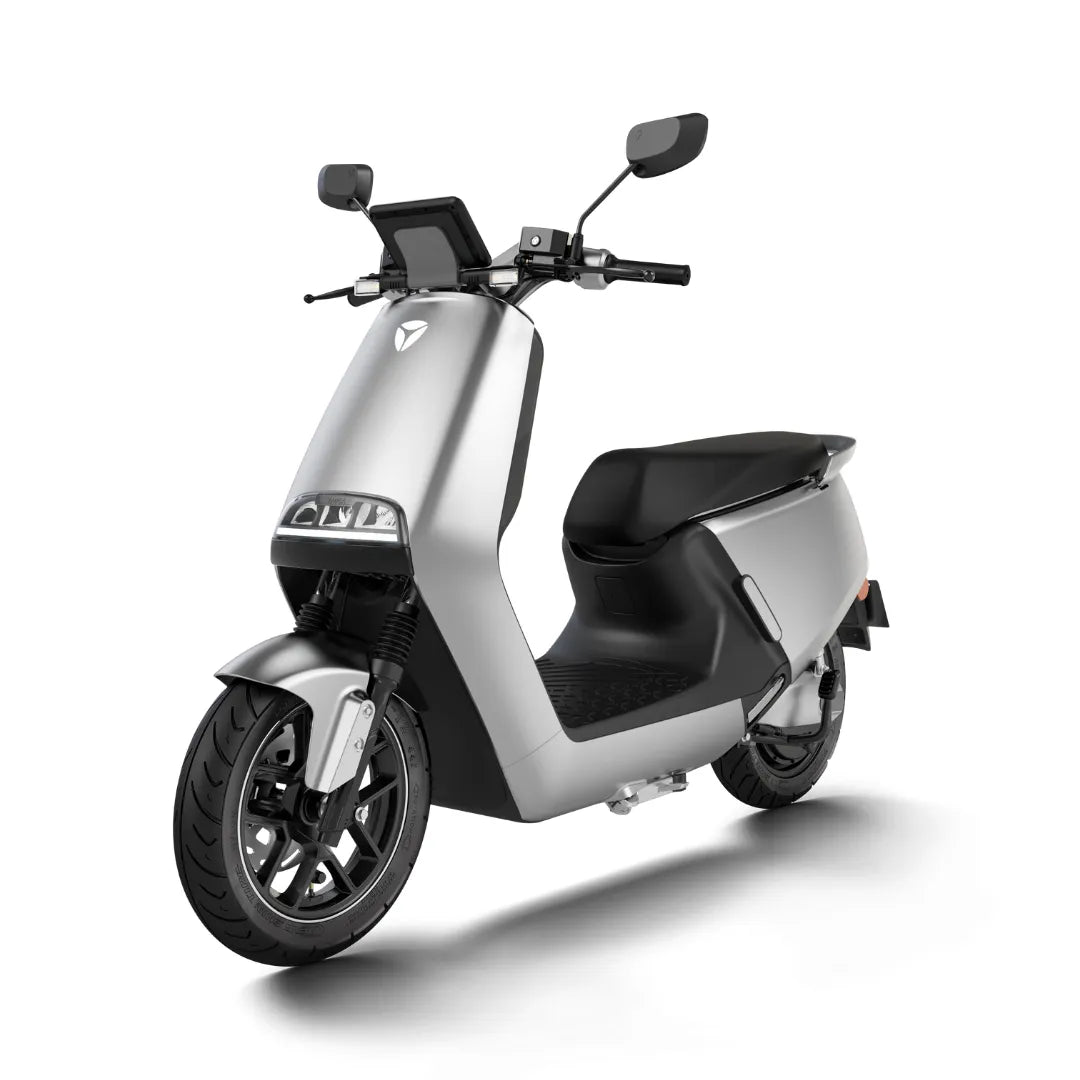 Električni skuter Yadea G5 v elegantni srebrni izvedbi z modernim, minimalističnim slogom.
