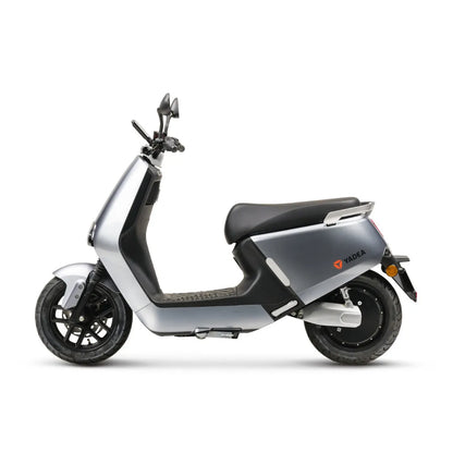 Stranski pogled električnega skuterja Yadea G5, ki prikazuje njegovo elegantno obliko in moderne funkcije.