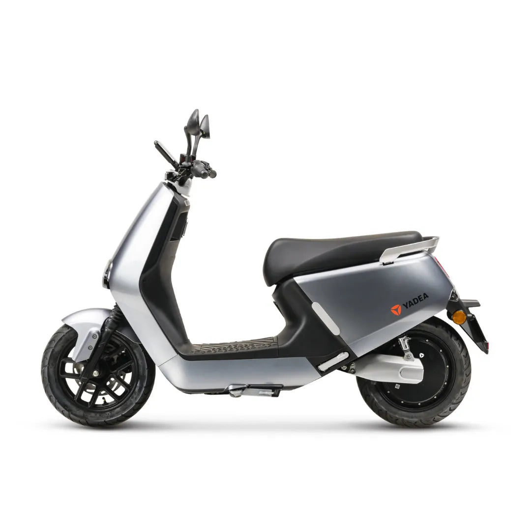 Stranski pogled električnega skuterja Yadea G5, ki prikazuje njegovo elegantno obliko in moderne funkcije.