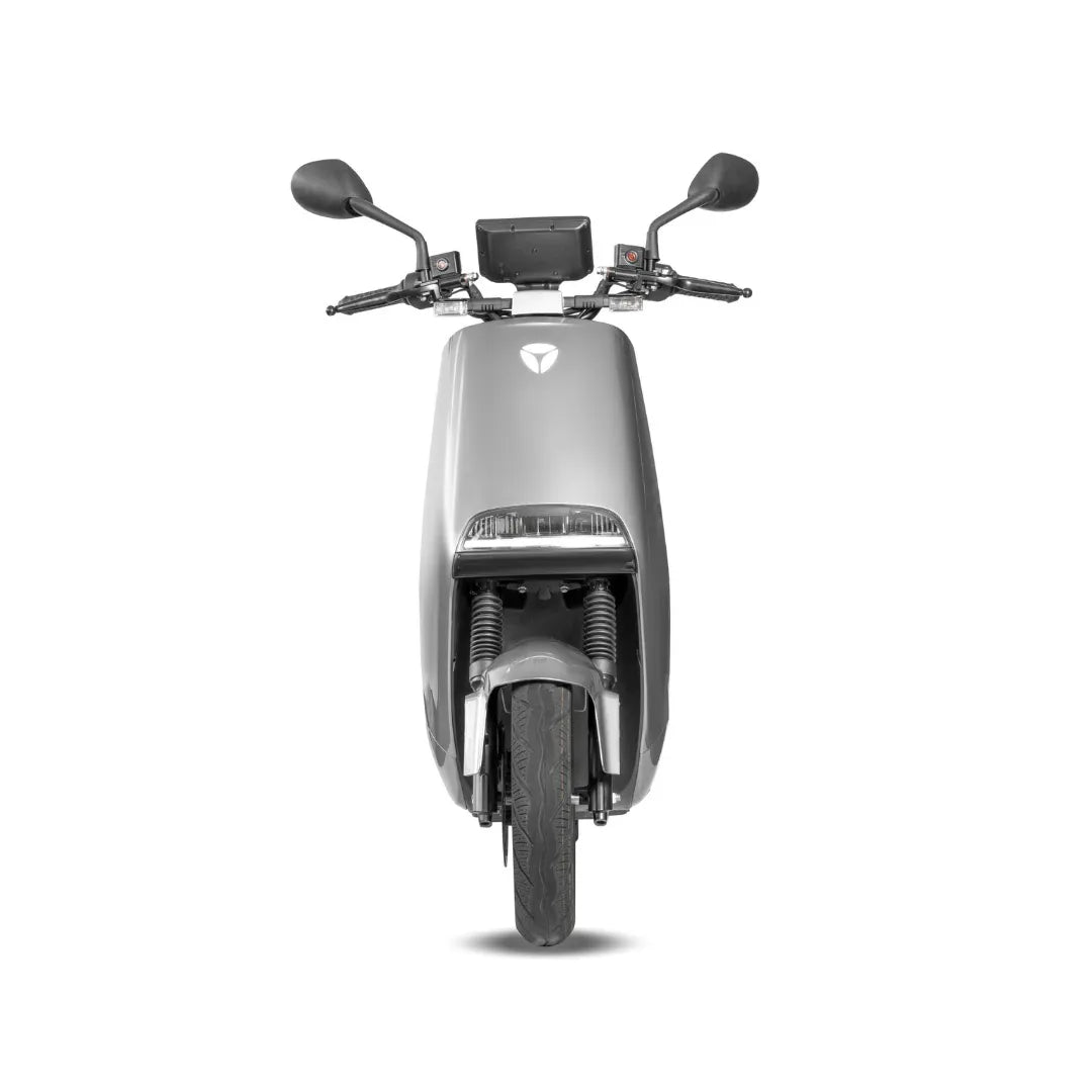 Sprednji pogled električnega skuterja Yadea G5, ki prikazuje eleganten dizajn in sodobno krmilo.