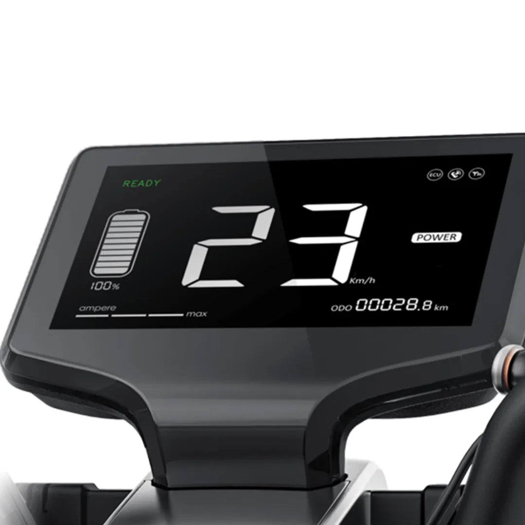 Zaslon električnega skuterja Yadea G5, ki prikazuje hitrost in nivo baterije.