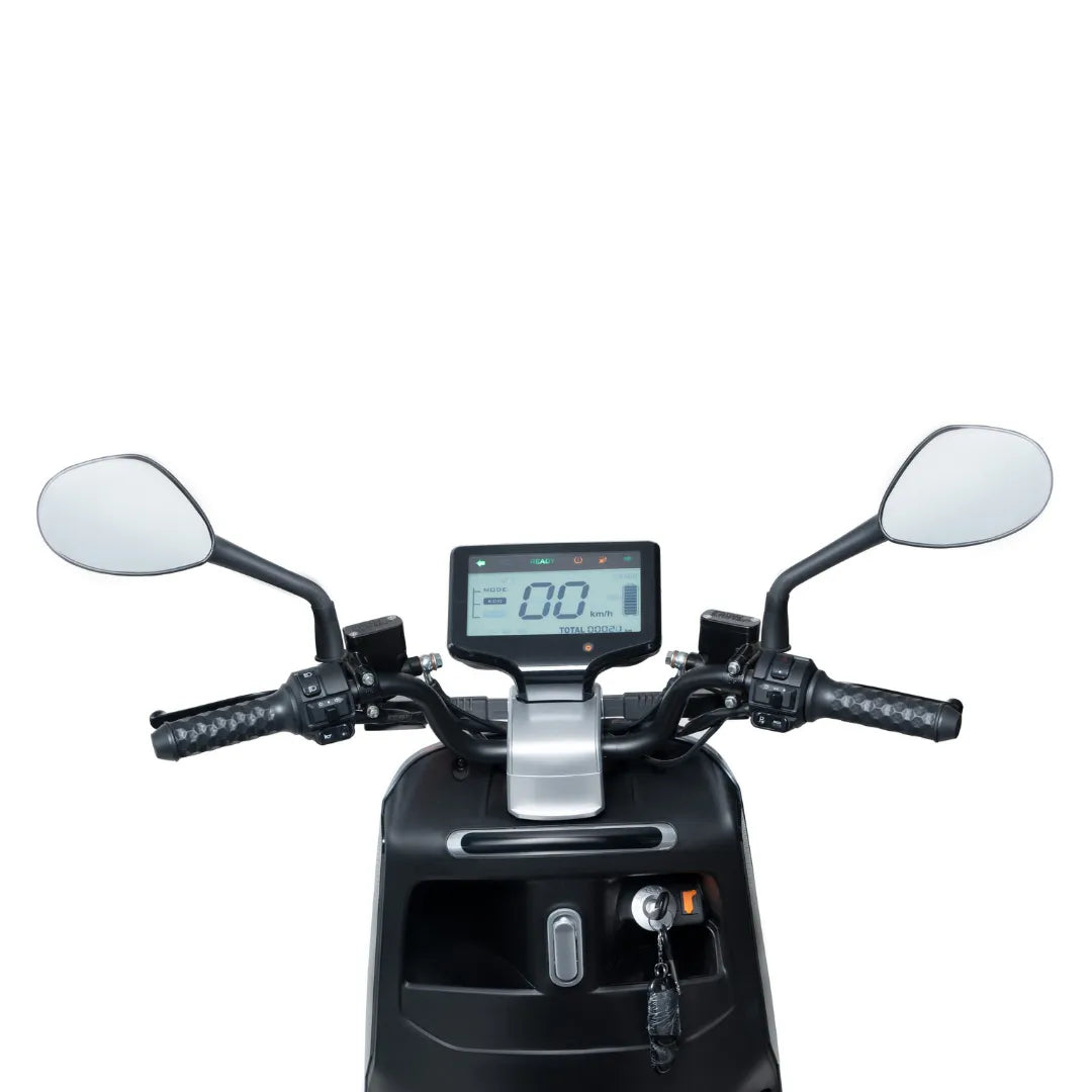 Posnetek od blizu krmila in zaslona električnega skuterja Yadea G5.