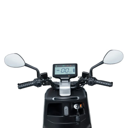 Posnetek od blizu krmila in zaslona električnega skuterja Yadea G5.