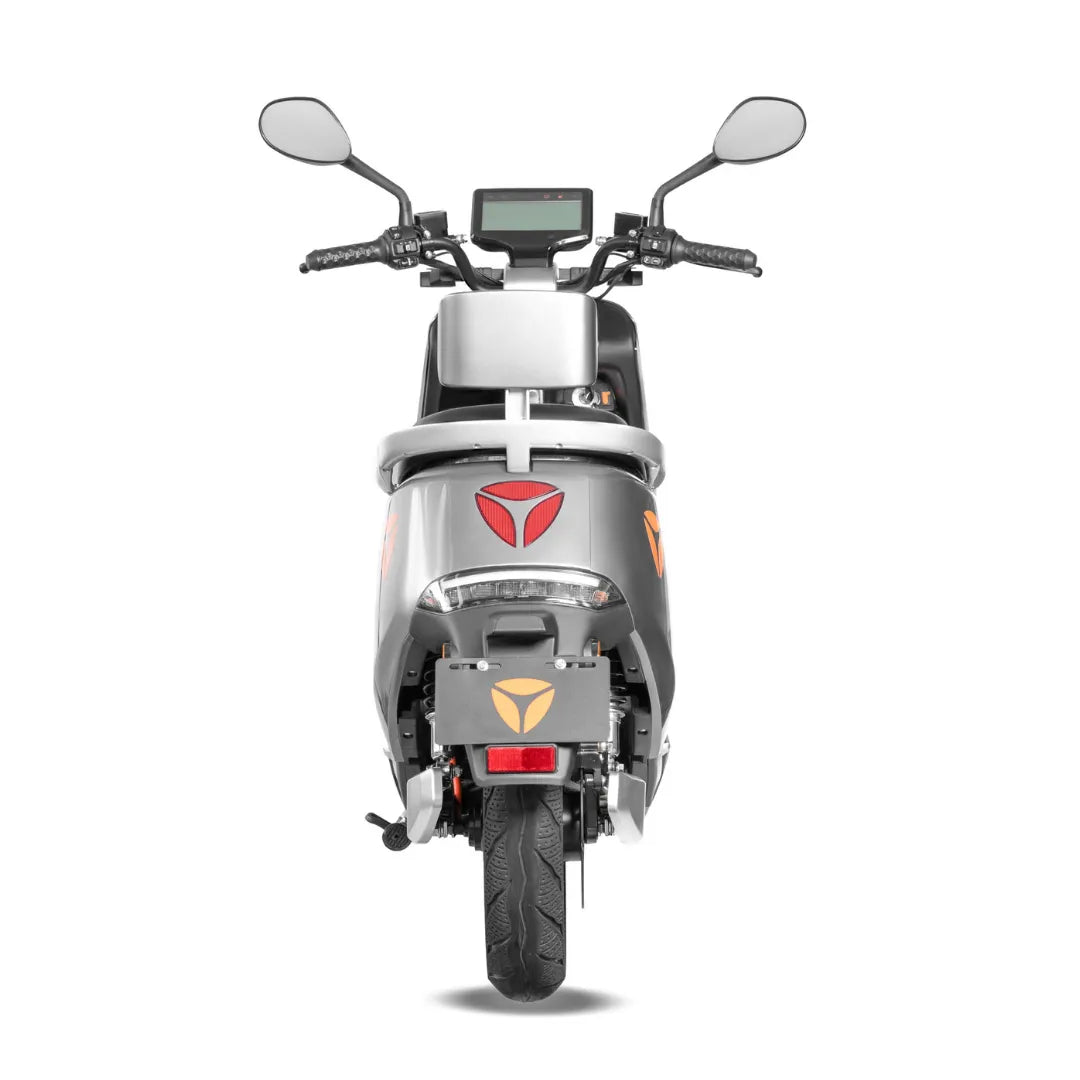 Električni skuter Yadea G5, pogled od zadaj prikazuje eleganten dizajn in moderne funkcije.