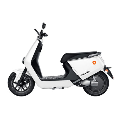Stranski pogled električnega skuterja Yadea G5 v beli barvi z elegantnim, modernim dizajnom.