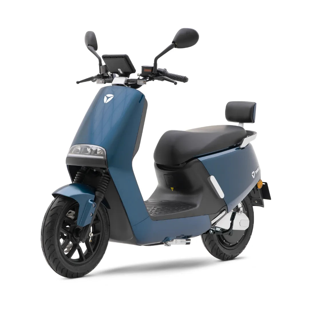 Električni skuter Yadea G5 v modri barvi, s elegantnim dizajnom in modernim krmilom.