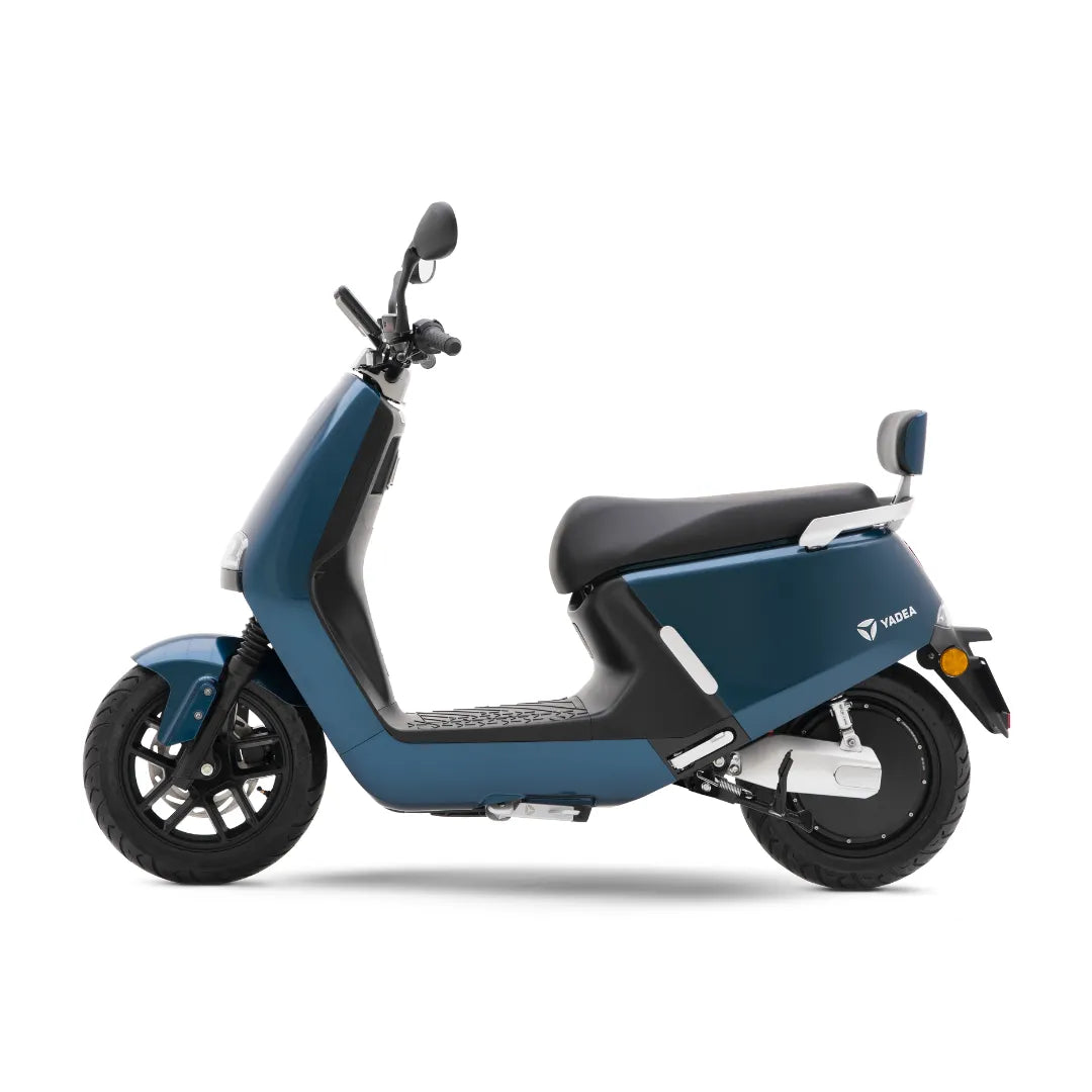 Stranski pogled električnega skuterja Yadea G5 v modri barvi, ki prikazuje njegovo elegantno obliko.