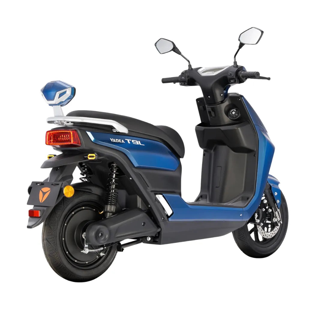 Električni skuter Yadea T9L v modri barvi, ki se ponaša z elegantnim dizajnom in sodobnimi funkcijami.