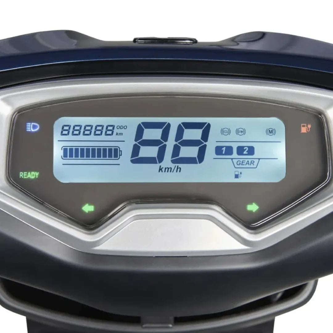 Posnetek od blizu zaslona armaturne plošče električnega skuterja Yadea T9l, ki prikazuje hitrost in prestavo.
