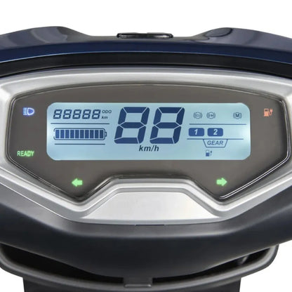 Posnetek od blizu zaslona armaturne plošče električnega skuterja Yadea T9l, ki prikazuje hitrost in prestavo.