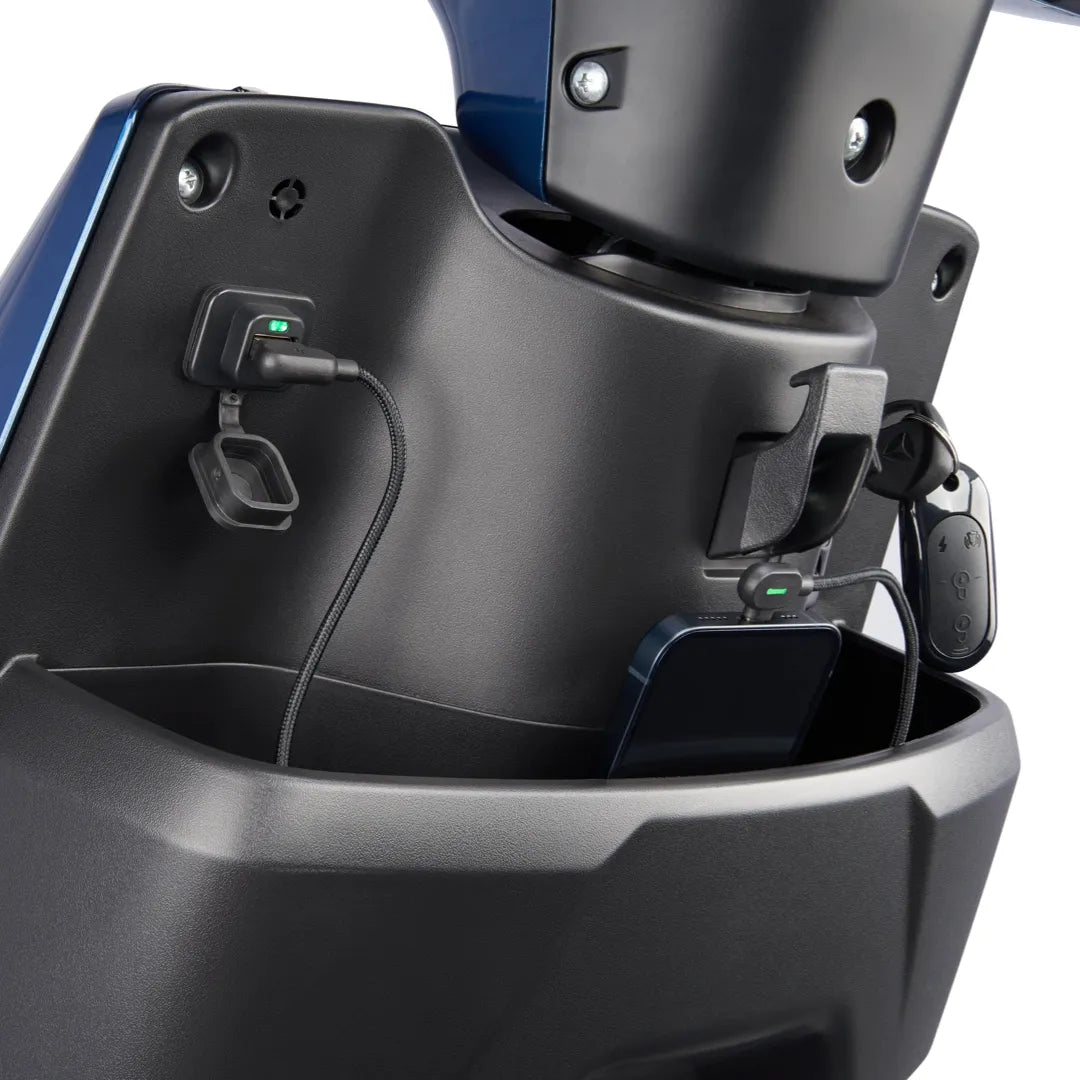 Od blizu posneto polnilno mesto in prostor za shranjevanje na električnem skuterju Yadea T9l.