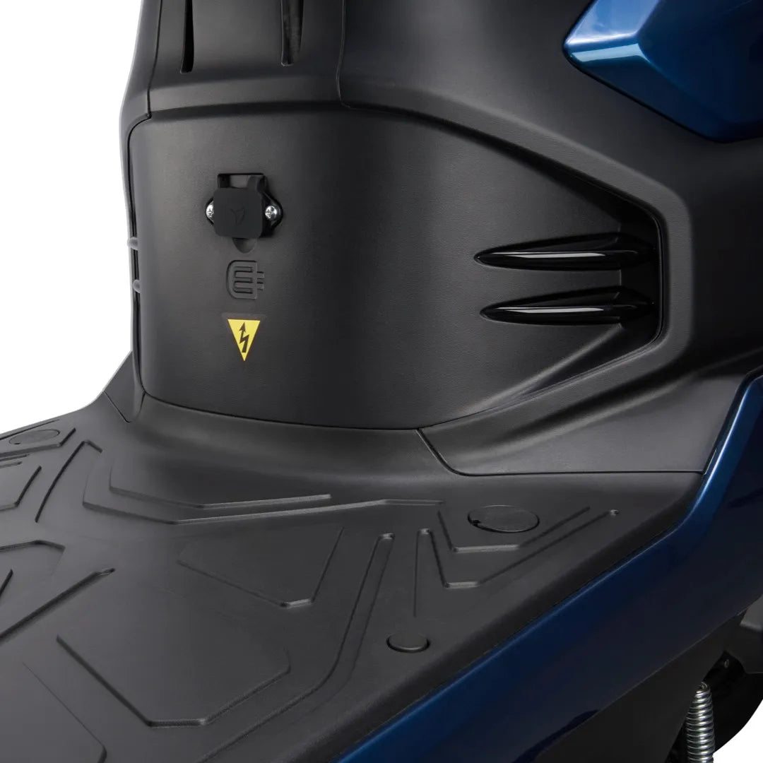 Od blizu posnet eleganten dizajn in priključek za polnjenje električnega skuterja Yadea T9l.