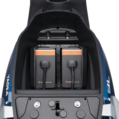 Od blizu posnet predal za baterije električnega skuterja Yadea T9l, videni sta dve bateriji.