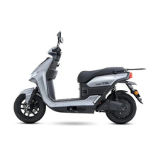 Stranski pogled električnega skuterja Yadea T9L v elegantni srebrni obliki.