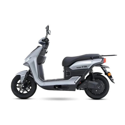 Stranski pogled električnega skuterja Yadea T9L v elegantni srebrni obliki.