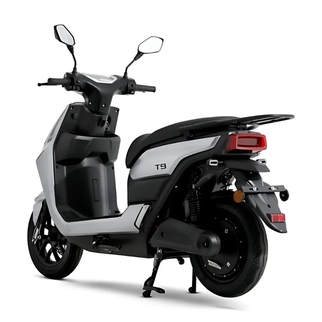 Električni skuter Yadea T9l v elegantni beli obliki, ki prikazuje njegove moderne značilnosti in stil.