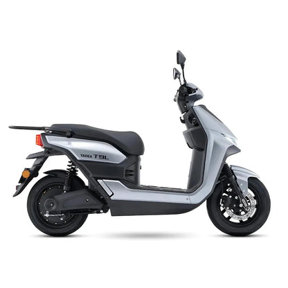 Stranski pogled električnega skuterja Yadea T9L v elegantni srebrni izvedbi.