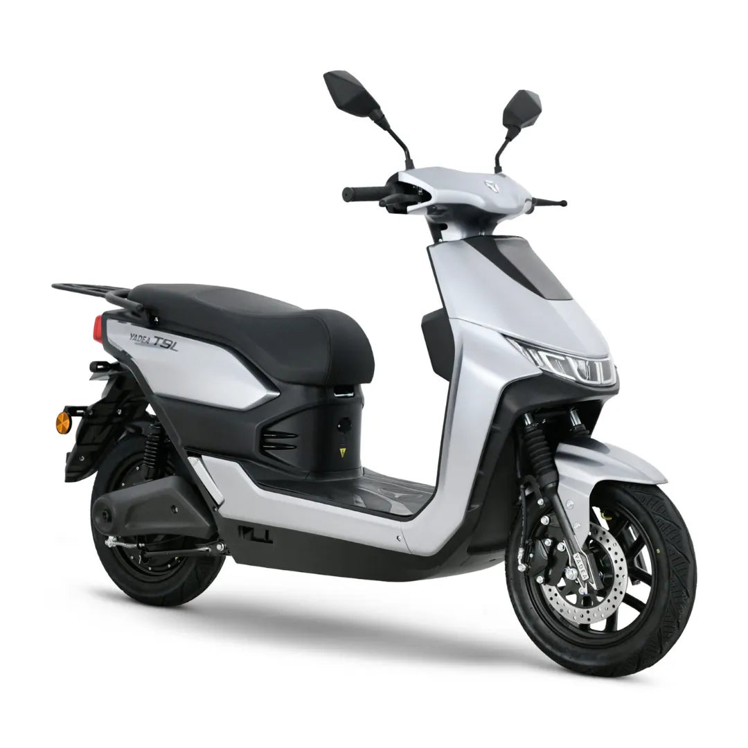 Električni skuter Yadea T9L v elegantni srebrni barvi, z modernim dizajnom in udobnim sedežem