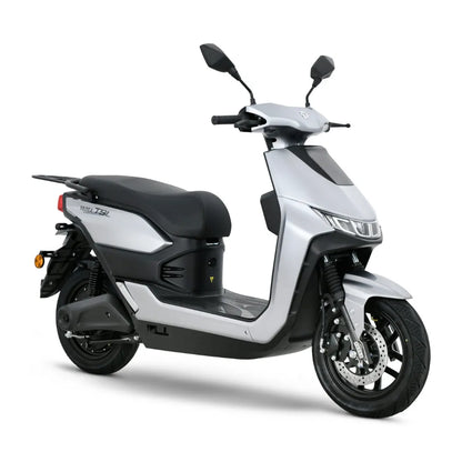 Električni skuter Yadea T9L v elegantni srebrni barvi, z modernim dizajnom in udobnim sedežem