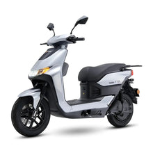 Eleganten srebrn električni skuter Yadea T9L parkiran na belem ozadju.