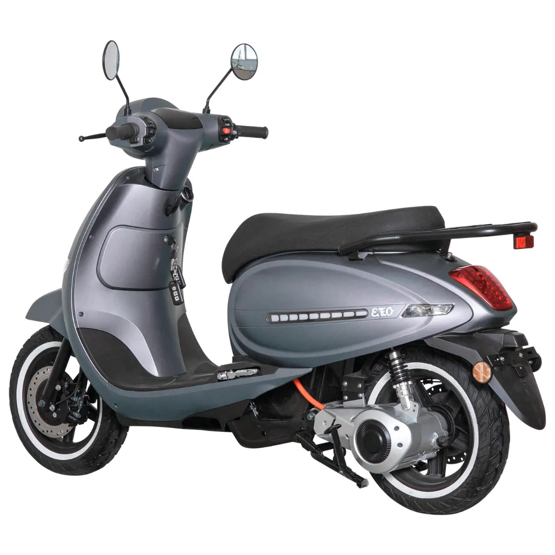 Električni skuter Efo Et5000 v elegantni srebrni izvedbi, ki prikazuje sodobne funkcije in kompakten slog.