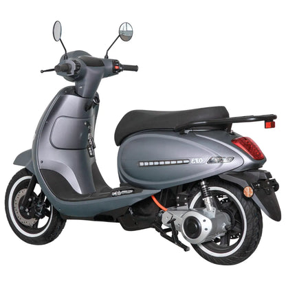 Električni skuter Efo Et5000 v elegantni srebrni izvedbi, ki prikazuje sodobne funkcije in kompakten slog.